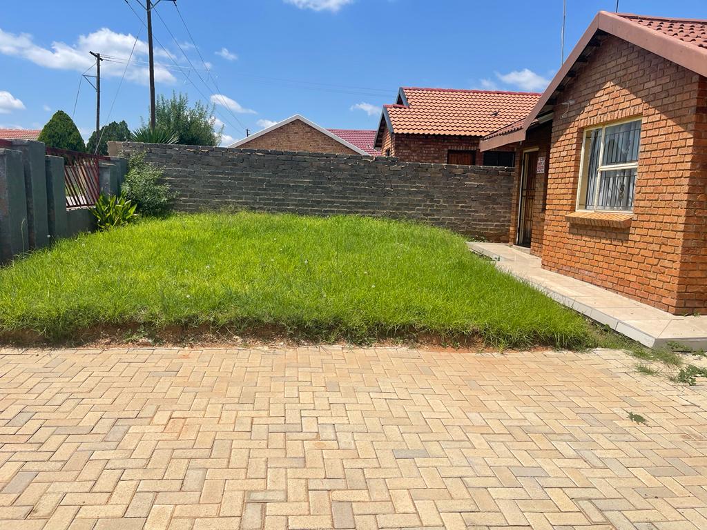 3 bedroom with fitted cardboard