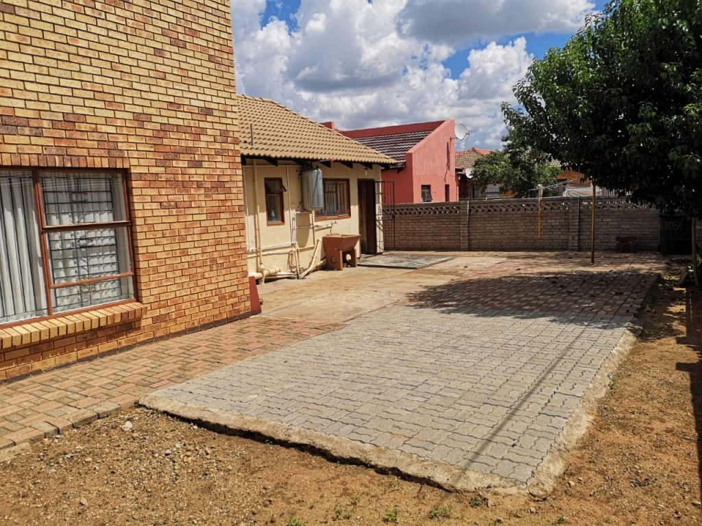 3 fitted bedrooms, main bedroom with ensuit, lounge